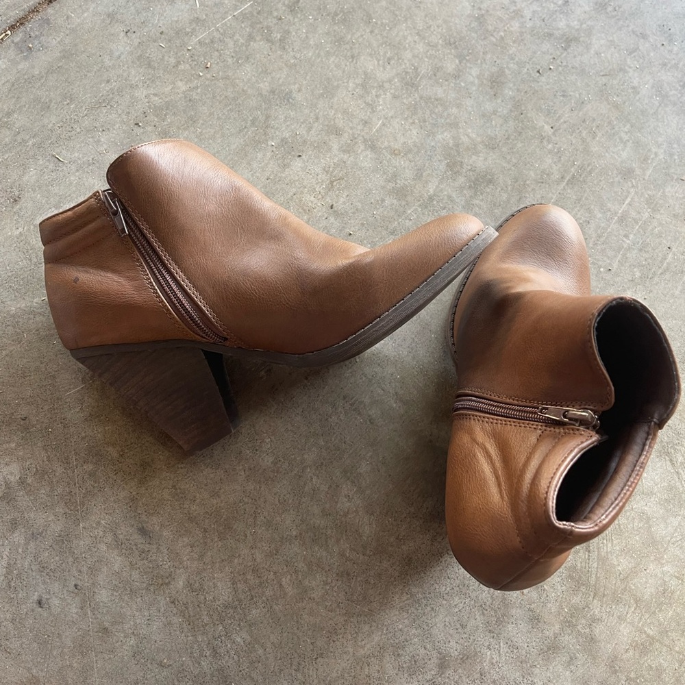 Mia Brown Ankle Boots Women's Size 10 Heeled Zippered Booties.